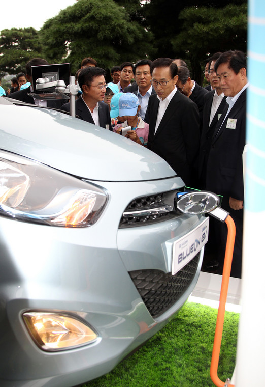 Prezydent Korei Płd. Lee Myung-Bak ogląda elektryczny samochód BlueOn koncernu Hyundai Motor Co podczas prezentacji, która odbyła się 9 września w Seulu.