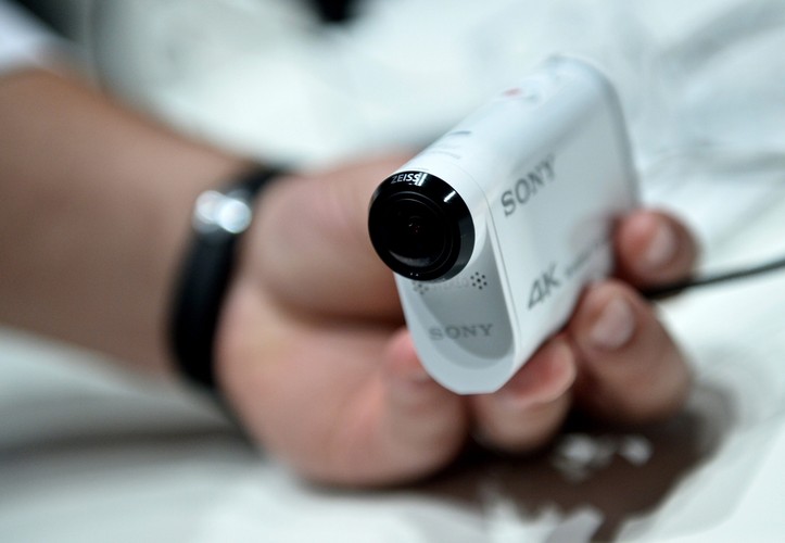 <strong>Sony 4K FDR-X1000V Action Cam </strong><br /><br />

CES 2015 to także nowości wśród kamer 4K. Swoje produkty pokazały m. in. Panasonic i Sony. Na zdjęciu widoczna Action Cam. Miała być realnym rywalem dla GoPro ale zdaniem ekspertów nadal sporo do tego brakuje. Sony X1000V posiada superszerokokątny obiektyw 170 stopni do panoramicznych ujęć i stabilizację SteadyShot. <br /><br />