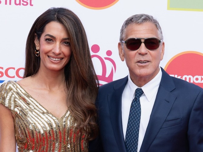 Amal Kluni zablistala u Londonu u retro kreaciji boje zlata