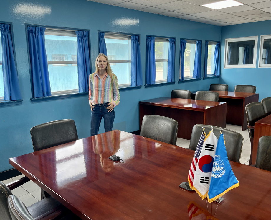 Oficjalnie jestem w Korei Północnej. Przez środek stołu przebiega koreańska granica.