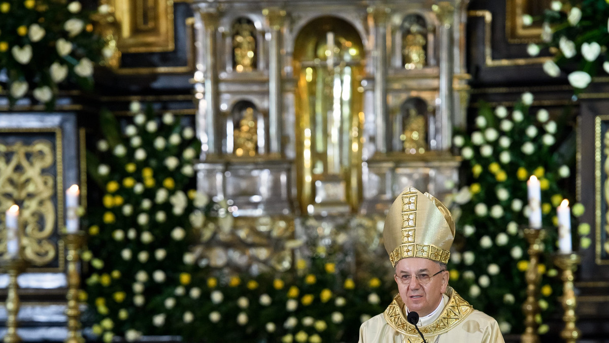 Nowy metropolita lubelski abp Stanisław Budzik modlił się w kryptach biskupów lubelskich, przy sarkofagu, gdzie złożona jest trumna z ciałem jego poprzednika, zmarłego nagle w lutym abp. Józefa Życińskiego.