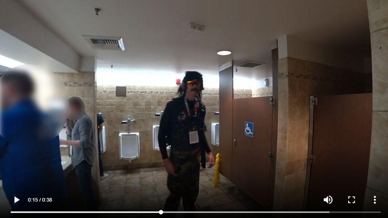 Obrázok zo živého streamu Dr. DisRespecta na verejných toaletách.