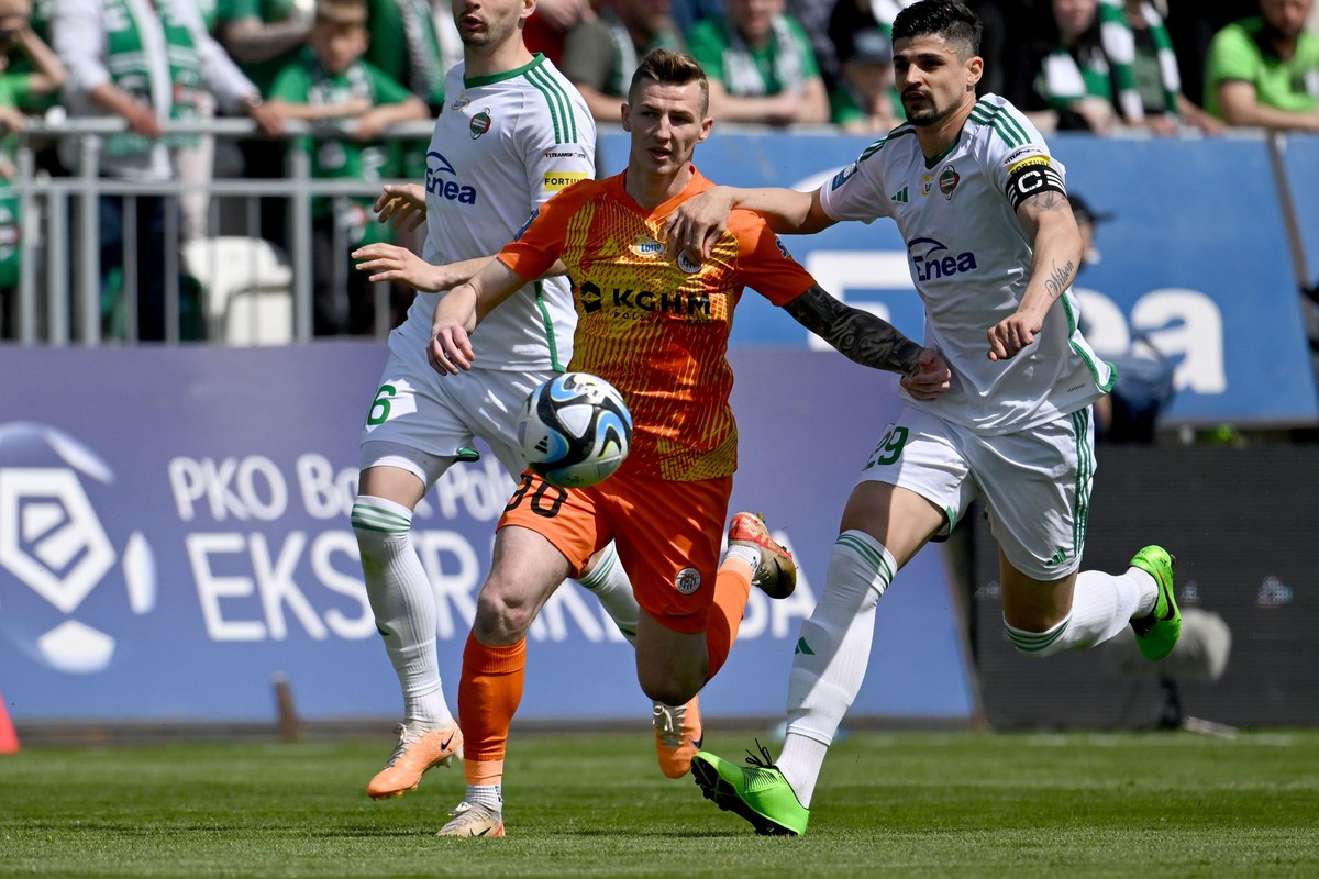 Piłkarz Radomiaka Radom Raphael Rossi (P) i Dawid Kurminowski (L) z KGHM Zagłębia Lubin podczas meczu Ekstraklasy