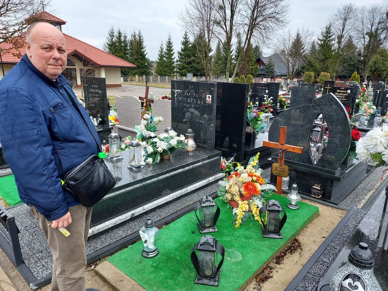 Sławomir Pawlik, założyciel "Stop cmentarnemu wyzyskowi", przy grobie ojca