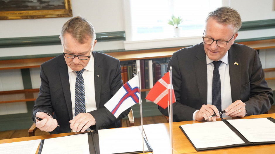 Minister obrony Danii Morten Bodskov (po prawej) oraz gubernator ds. zagranicznych Wysp Owczych Jenis av Rana (po lewej)