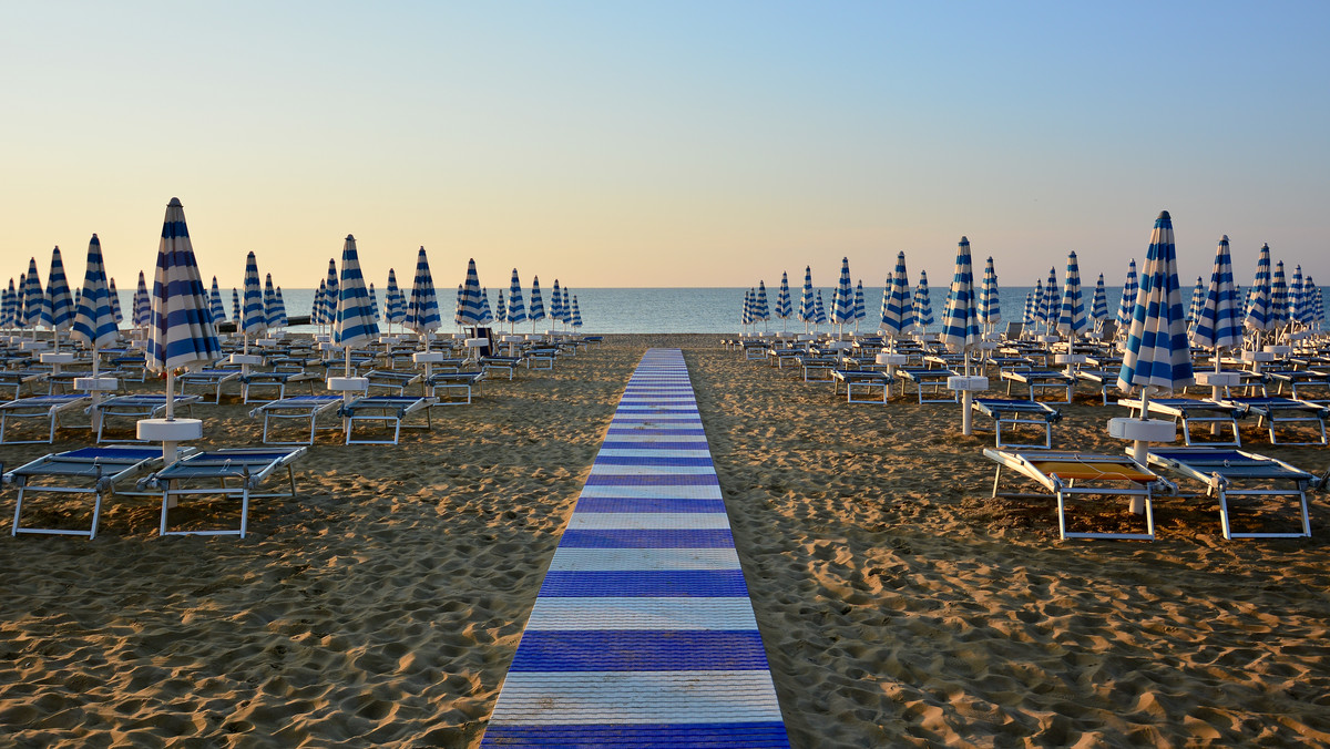 Koronawirus na śweicie: Jak będą wyglądać wakacje we Włoszech? Limit osób na plaży, dystans, kontrole i drony