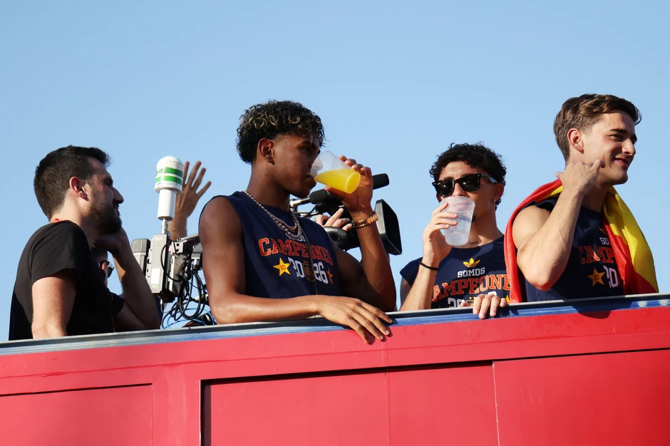 Lamin Jamal se osvežava na gornjem spratu autobusa tokom parade | Foto: Reuters