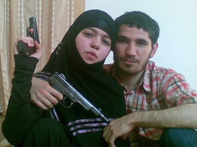 Zdjęcie ujawnione 4 kwietnia 2010: 17-letnia terrorystka samobójczyni Dzhennet Abdurakhmanova z mężem Umalatem Magomedovem. Młoda kobieta wysadziła się w moskiewskim metrze, jej mąż zginął w 2009 roku
