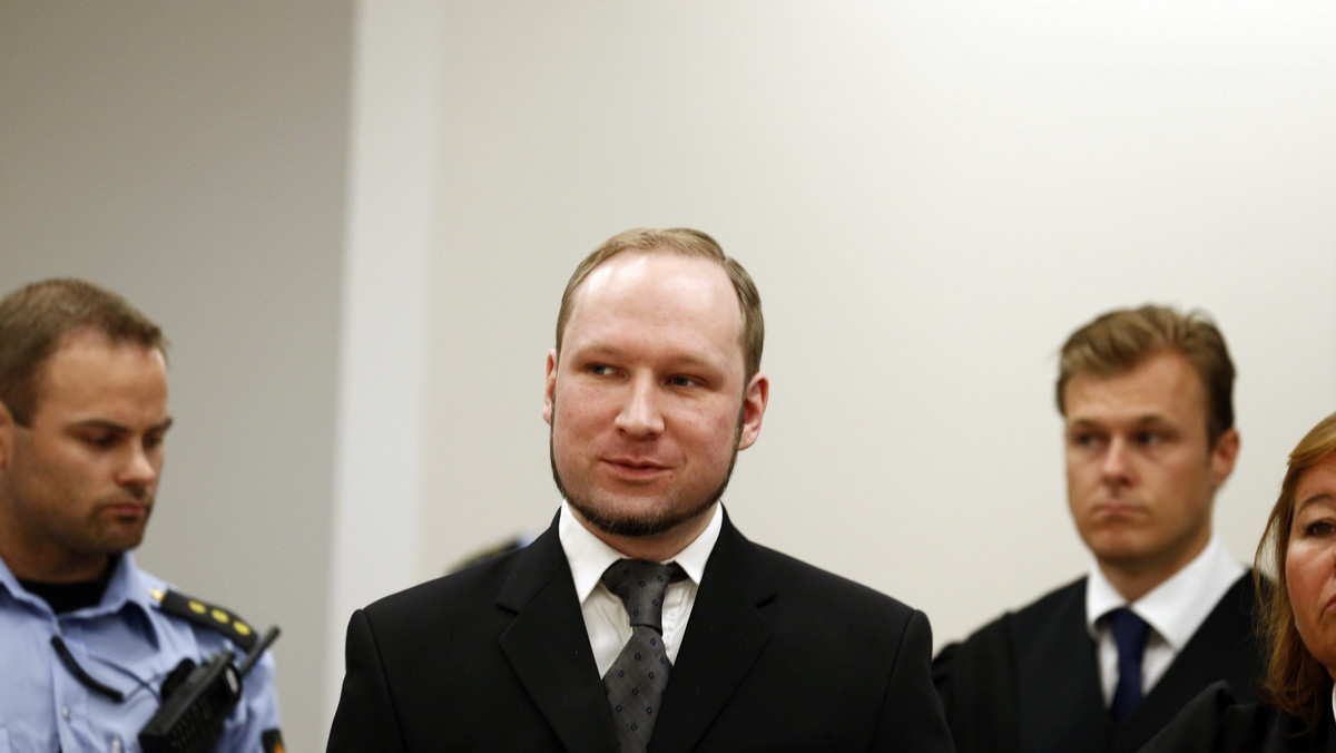 Norweg Anders Behring Breivik, który w zeszłorocznych zamachach terrorystycznych w Norwegii zabił 77 osób, został uznany za poczytalnego i skazany na co najmniej 21 lat więzienia - ogłosiła przewodnicząca składu sędziowskiego Wenche Elizabeth Arntzen. To maksymalna w świetle norweskich przepisów kara. Co ważne, może być ona wielokrotnie przedłużana, jeśli tylko w przyszłości sąd uzna, że mężczyzna wciąż jest niebezpieczny dla otoczenia. Zamachowiec będzie mógł ubiegać się o przedterminowe zwolnienie z więzienia najwcześniej po 10 latach. Sam Breivik przyjął wyrok z lekkim uśmiechem na twarzy.
