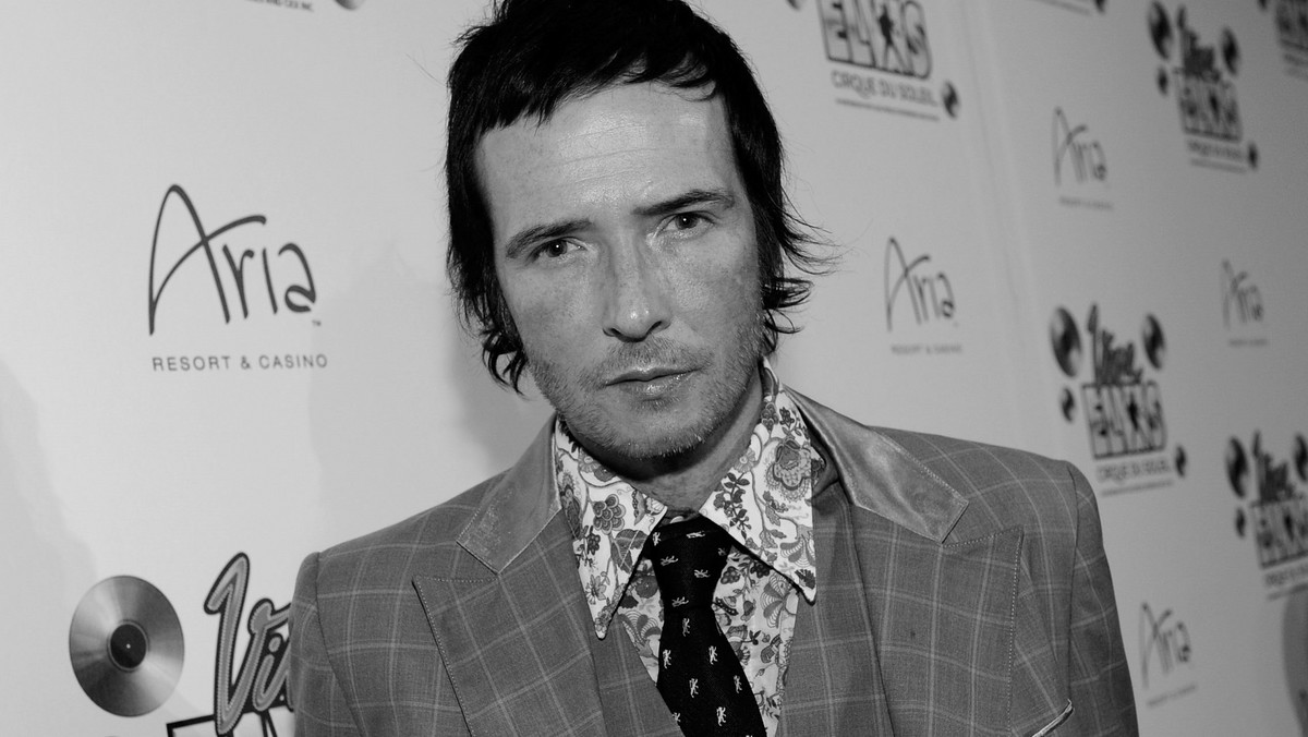 Scott Weiland, wokalista Stone Temple Pilots i Velvet Revolver zmarł we śnie w nocy z 3 na 4 grudnia w Bloomington w stanie Minnesota podczas trasy koncertowej z jego nowym zespołem The Wildabouts. TMZ ujawniło przyczynę śmierci artysty - zmarł w wyniku nagłego zatrzymania krążenia.