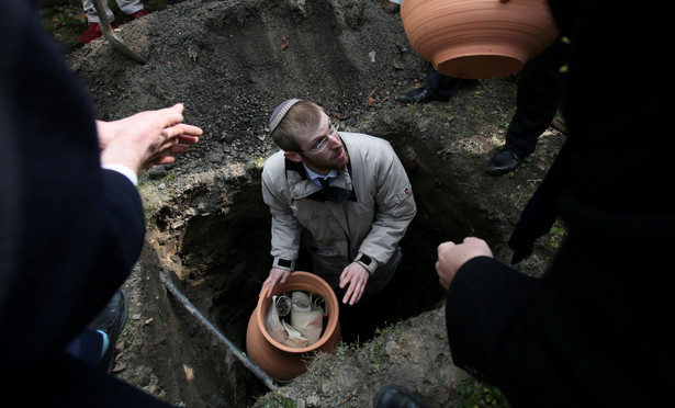 Na Cmentarzu Żydowskim pochowano zwoje Tory. Po raz pierwszy od prawie 100 lat