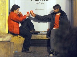 Młody aktor Antoni K. znowu imprezował na warszawskiej ulicy