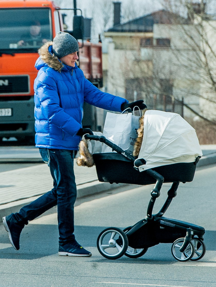 Marcin Mroczek na spacerze z synem