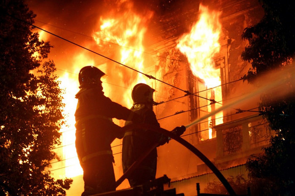 VELIKI POŽAR U MOSKVI Vatra buknula u zgradi, angažovano 120 vatrogasaca