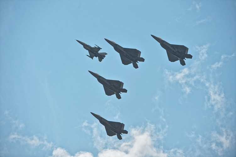 Przelot samolotów i śmigłowców - widok z Mostu Świętokrzyskiego.