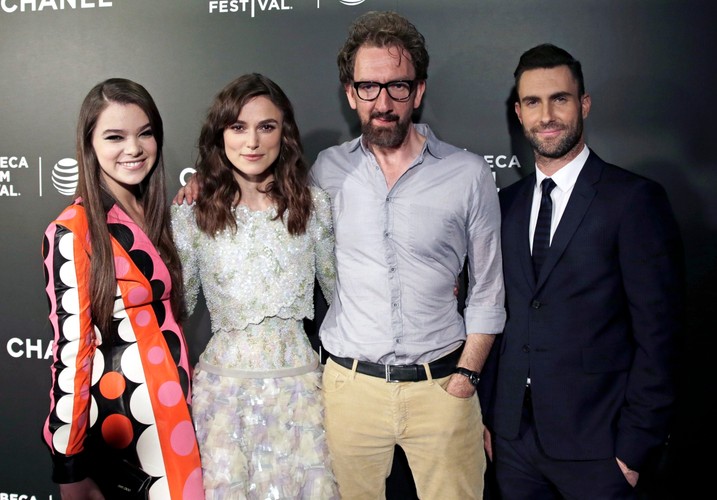 Hailee Steinfeld, Keira Knightley, reżyser John Carney i Adam Levine