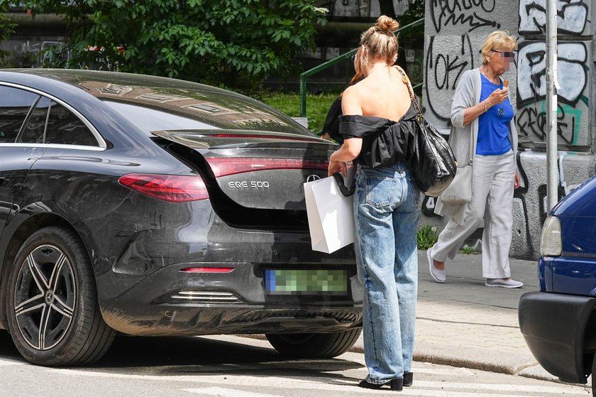 Małgorzata Socha pojechała na miasto luksusowym elektrycznym samochodem.