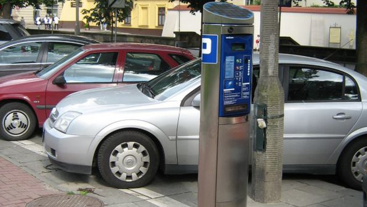 Miejscy urzędnicy jeszcze w tym tygodniu mają zaprezentować projekt reorganizacji ruchu w ścisłym centrum Krakowa. Jednak już teraz wiadomo, że z krakowskich ulic może zniknąć nawet ponad 4 tysiące miejsc parkingowych. Pierwsze zmiany mają wejść w życie od lipca. Właśnie wtedy drogowcy zaczną malowanie nowych miejsc postojowych w strefie płatnego parkowania. Zakończenie prac planowane jest w sierpniu.