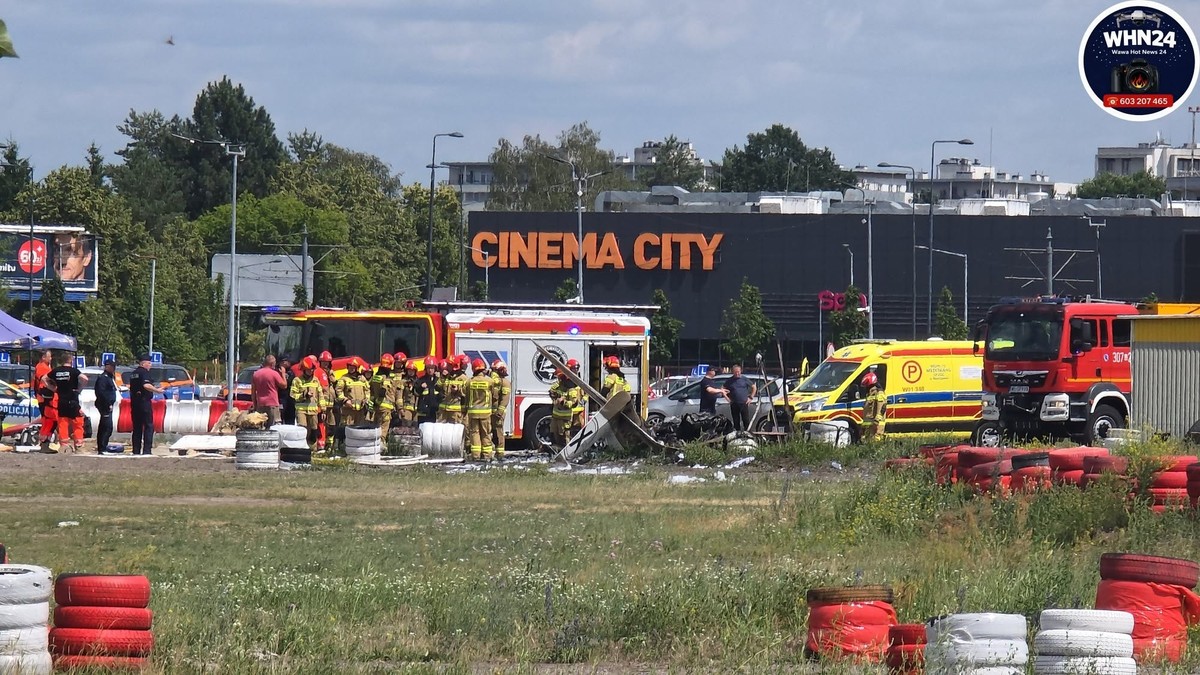 Katastrofa lotnicza w Warszawie. Strażak: samolot całkowicie objęty ogniem