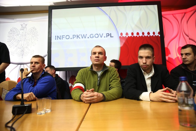 Grupa osób, które w trakcie manifestacji przed PKW wtargnęły do siedziby Państwowej Komisji Wyborczej i okupują salę konferencyjną