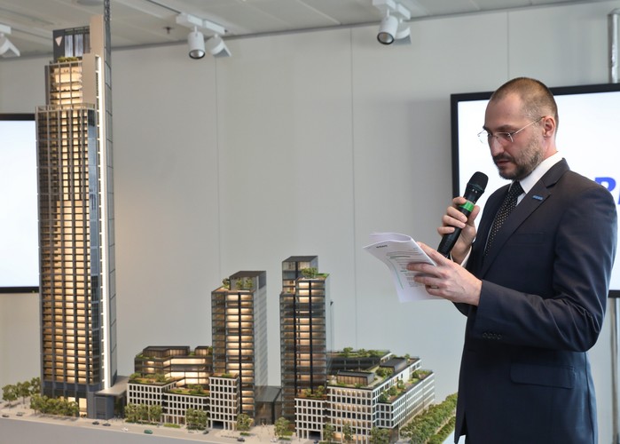 Autorem projektu Varso jest przez światowej sławy brytyjski architekt Norman Foster, twórca takich projektów jak Terminal 3 w Pekinie, siedziba Commerzbanku we Frankfurcie nad Menem, nowy stadion Wembley w Londynie czy warszawski biurowiec Metropolitan.