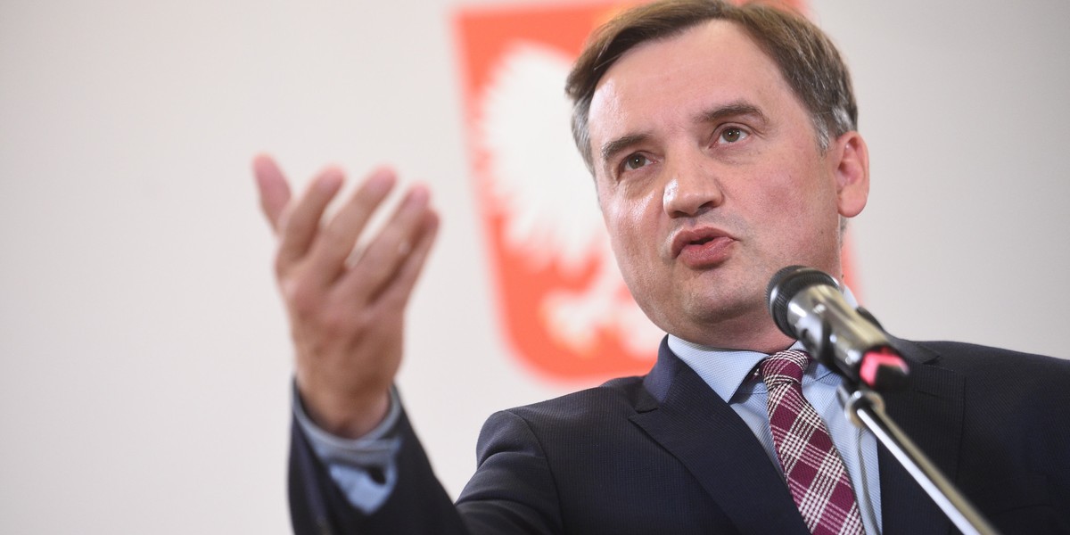 Nad domem ministra sprawiedliwości Zbigniewa Ziobry obowiązuje zakaz lotów. To ochrona przed potencjalnym zamachem - informuje "GW".