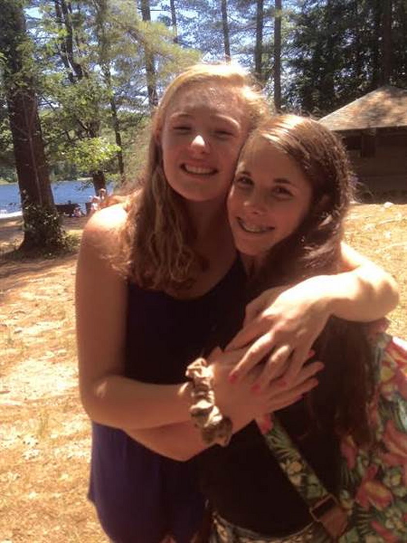 Dziewczyny wymieniają się sukienką zmarłej przyjaciółki