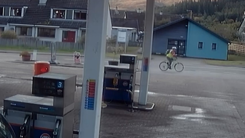 Bisiklista Toni Parsons je poslednji put viđen kako prolazi kroz Glenko Vilidž uveče 29. septembra 2017. godine, pre nego što je otišao u hotel „Bridž of Orči“ u Argilu | Foto: Netflix