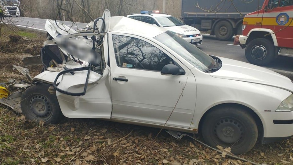 Desivá nehoda auta s kamiónom pred Bielou Horou.