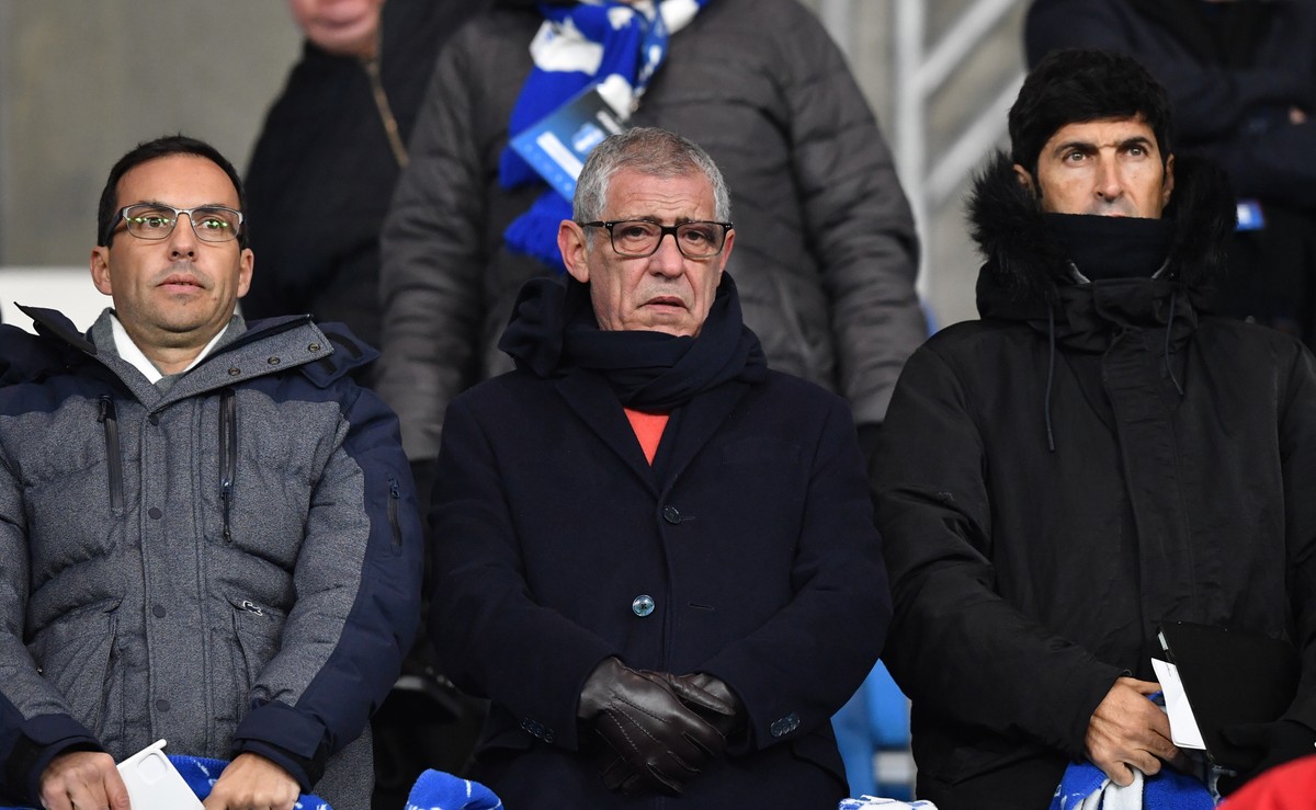 Selekcjoner reprezentacji Polski Fernando Santos (C) podczas meczu 20. kolejki piłkarskiej Ekstraklasy pomiędzy Wisłą Płock i Lechem Poznań