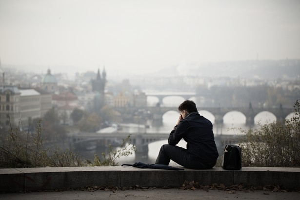 Wystarczy krótkie podsumowanie: co najmniej dekada (a często nawet dwie) doświadczenia zawodowego, bogaty wachlarz kwalifikacji i umiejętności, kalendarz pełen kontaktów, mnóstwo wydeptanych ścieżek. Słowem, wszystko to, czego pracownicy na początku kariery zazdroszczą starszym kolegom. Czemu więc po czterdziestce tak bardzo boimy się zaryzykować i zmienić pracę? Wszystko przez mądrości ludowe, którym dajemy się pokonać. Wierzymy, że inny pracodawca uzna, że jesteśmy za starzy albo zbyt kosztowni. W każdym wieku zasługujemy na zawodową satysfakcję a z mitami, jak te poniżej, można walczyć.