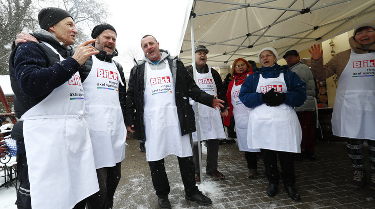 Szabó Győző is csatlakozott
a Blikk nyerteseinek kórusához,
Juhász Károlyhoz, Paku Istvánhoz,
Kozma Zoltánhoz, Kozma Annához,
Nádasdi Lászlónéhez és
Juhász Károlynéhez /Fotó: Fuszek Gábor