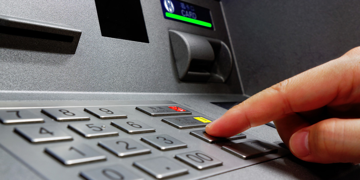 Zabezpieczenia bankomatów — jakie techniki stosują banki?