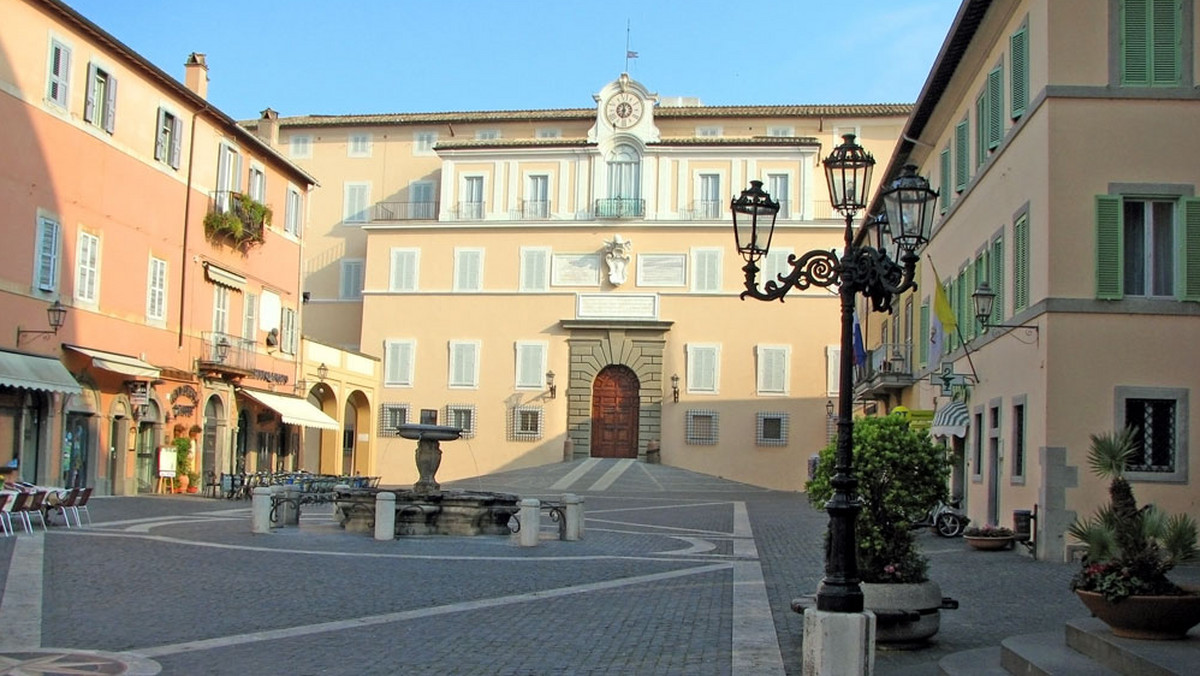 Zdjęcia Benedykta XVI, spacerującego po ogrodach Castel Gandolfo w sutannie i w białej czapce z daszkiem, pokazała w piątek wieczorem włoska telewizja RAI.