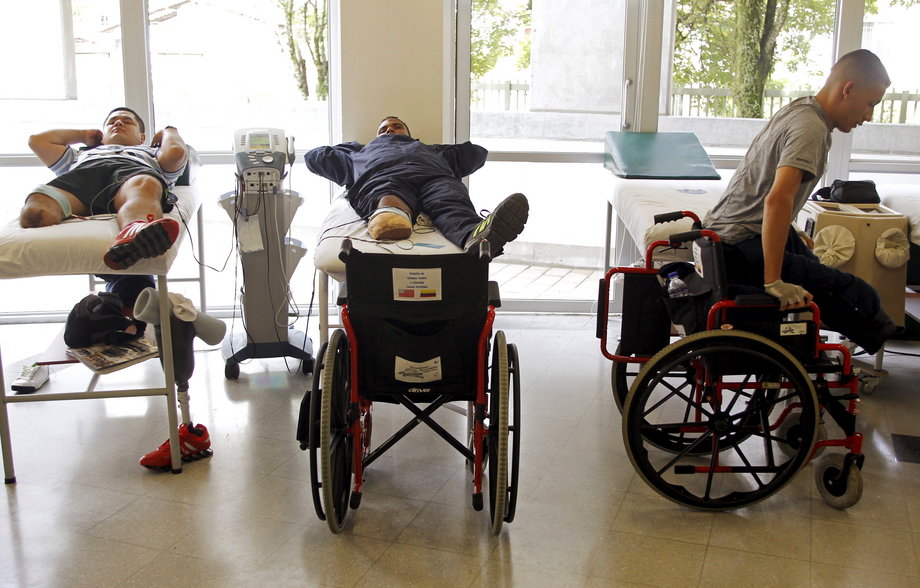Colombian soldiers who were land-mine victims receive routine therapy at an army hospital in Medellin, August 26, 2015.