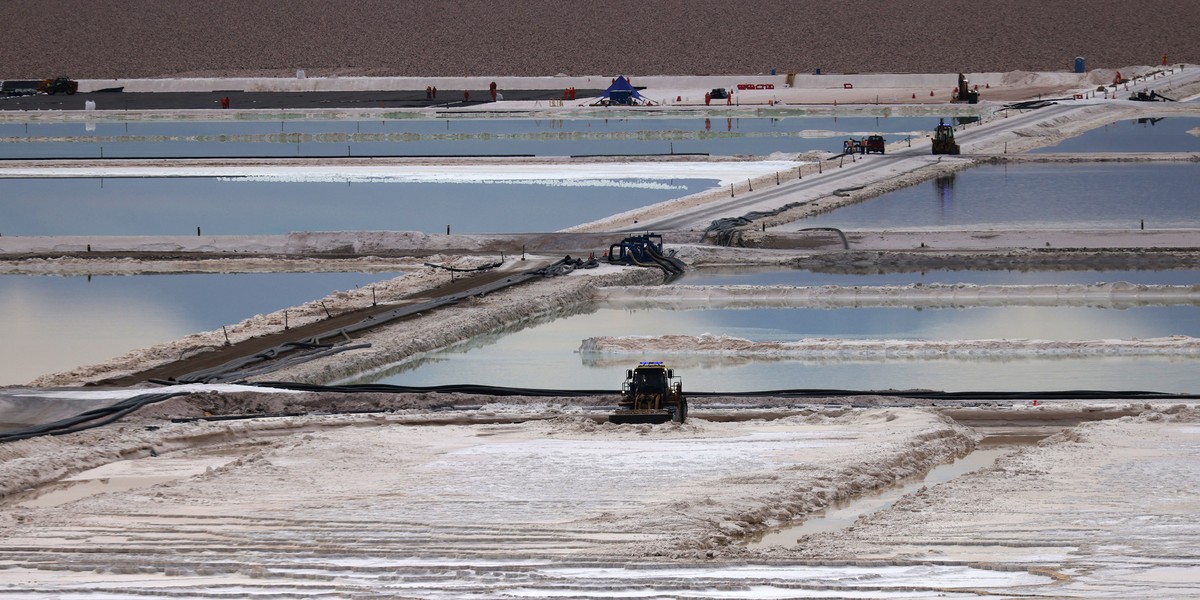 Widok ogólny przedstawiający baseny solankowe fabryki litu Albemarle Chile umieszczone na solnisku Atacama.