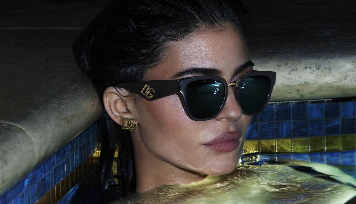 Ez valami észbontó: Kylie Jenner csipkeruhában úszkál a Dolce&Gabbana legújabb kampányfilmjében