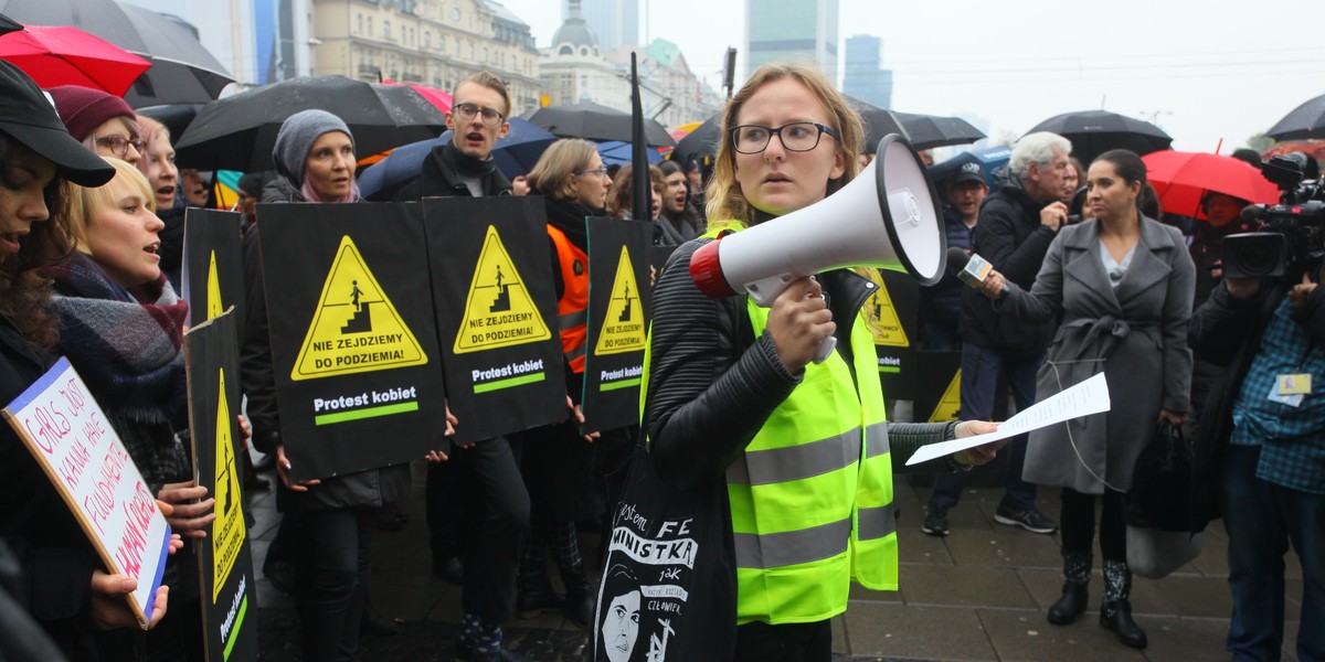 Ks. Marek Różycki o uczestniczkach czarnego protestu: głupie baby