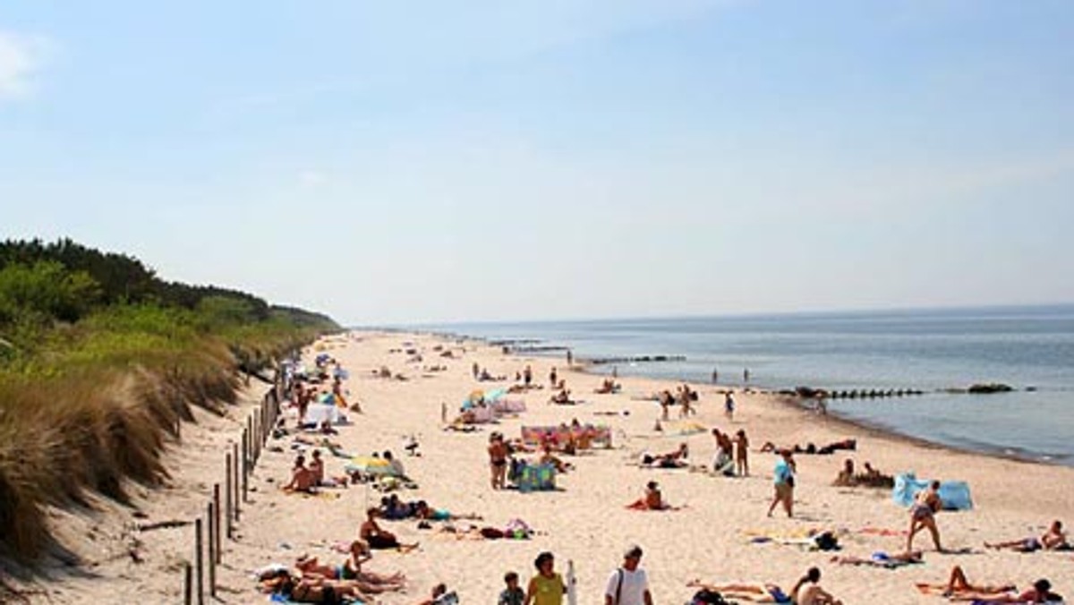 Minę przeciwpancerną z okresu II wojny światowej znaleziono na plaży w okolicy Dziwnowa (Zachodniopomorskie). Niewybuch zabezpieczyli saperzy z Marynarki Wojennej; zostanie zdetonowany na poligonie.