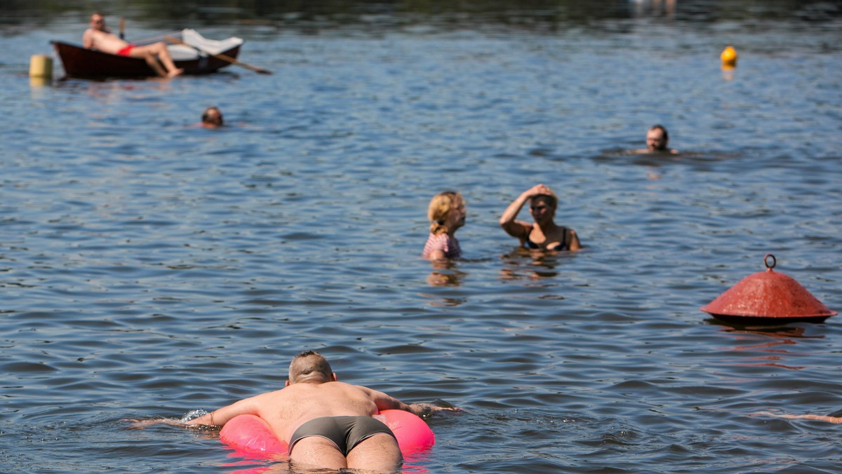 Tereny wokół poznańskiego jeziora Rusałka cieszą się dużą popularnością mieszkańców także poza sezonem letnim. Dzięki kilkudziesięciu nowym i odnowionym lampom zamontowanym przy ścieżkach wokół jeziora, tereny te będą bezpieczniejsze.