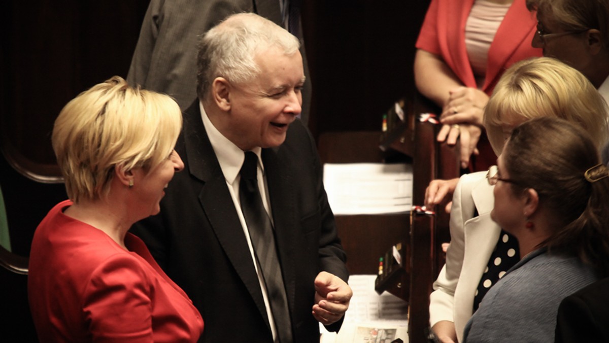 Prezes PiS Jarosław Kaczyński zarzucił koalicyjnemu PSL, że reprezentuje interesy "niewielkich, wpływowych, zamożnych" grup, podczas gdy PiS broni interesów polskiej wsi. Zdaniem PiS to PSL odpowiada za pogarszającą się sytuację na obszarach wiejskich.