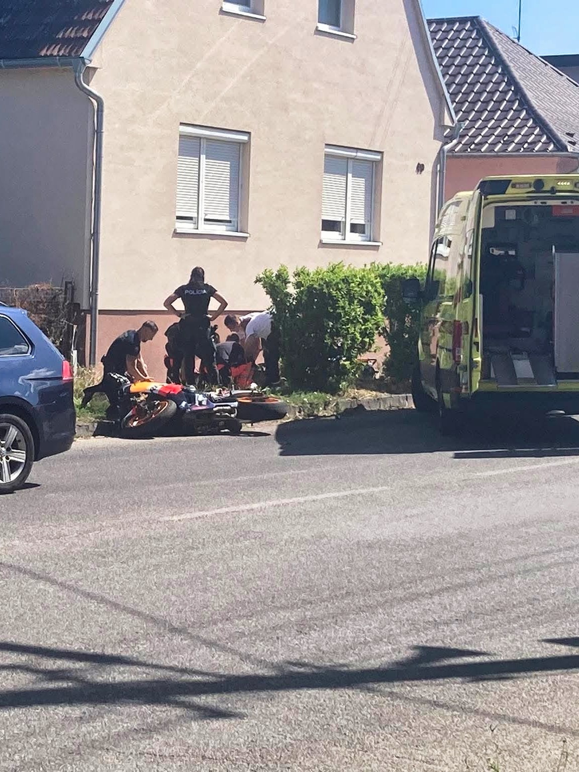 Motocyklista v okrese Nové Zámky po pokuse ujsť policajtom skončil v nemocnici.