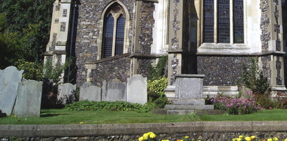 Martwy Polak znaleziony na cmentarzu w Wielkiej Brytanii. Zatrzymano dwoje Brytyjczyków