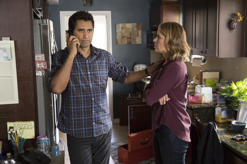Cliff Curtis jako Travis oraz Kim Dickens jako Madison