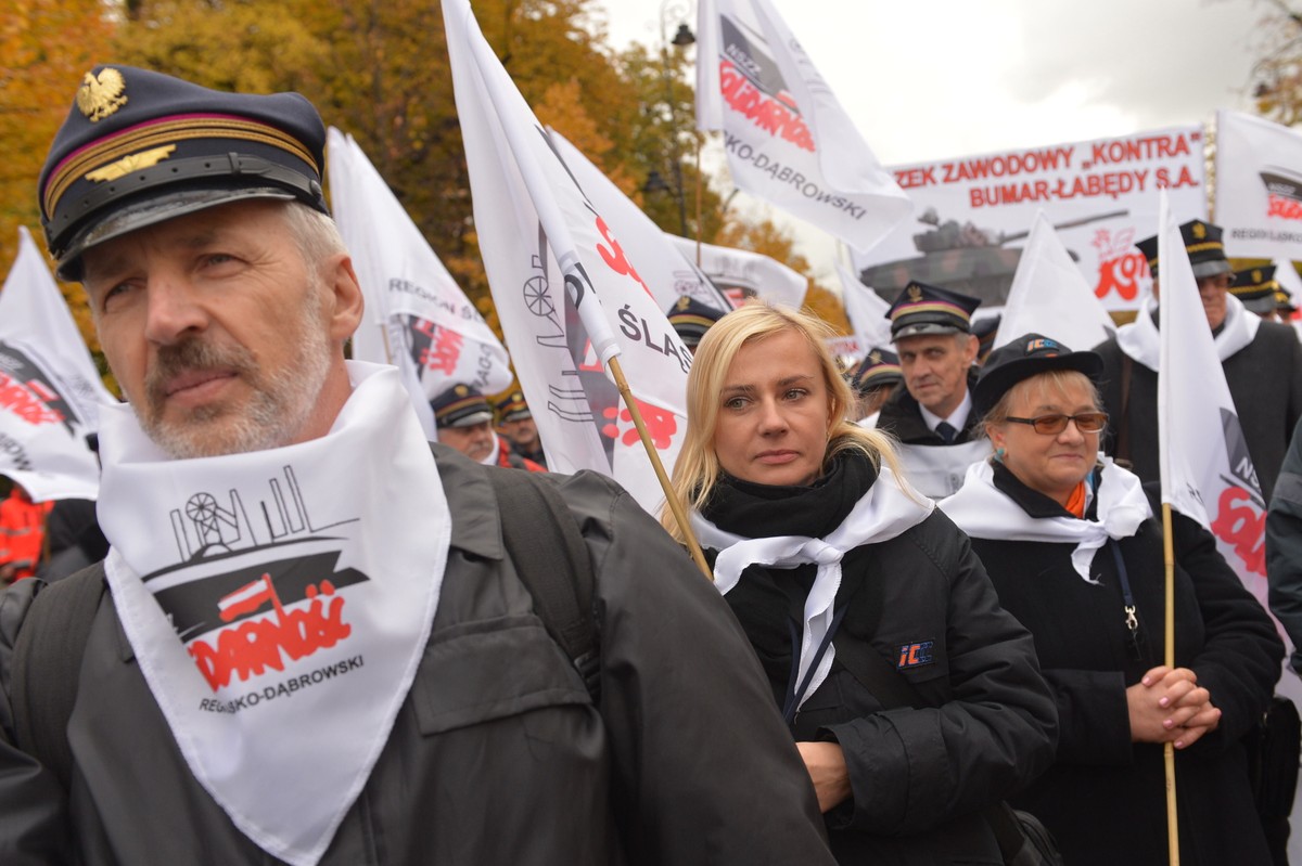Związkowcy z regionu śląsko-dąbrowskiego manifestują przed KPRM w Warszawie