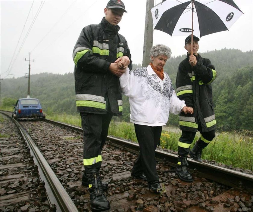 Strażacy pomagali dostać się do urn