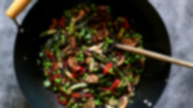 Stir-fry ze szparagami, zielonym groszkiem i pieczarkami