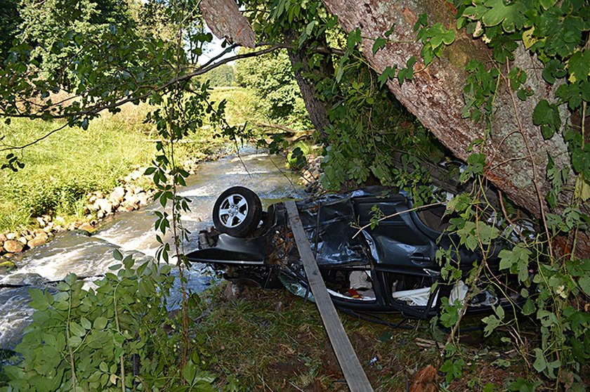 Auto przeleciało nad rzeką. Wyczołgała się o własnych siłach