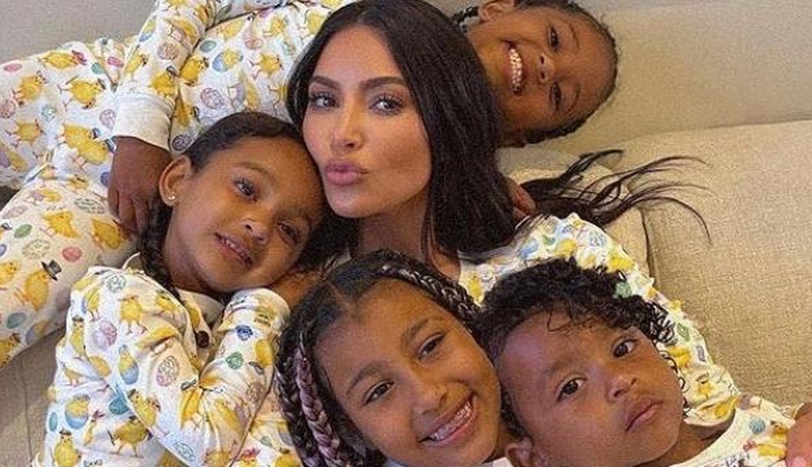 Kim Kardashian so svojimi deťmi.