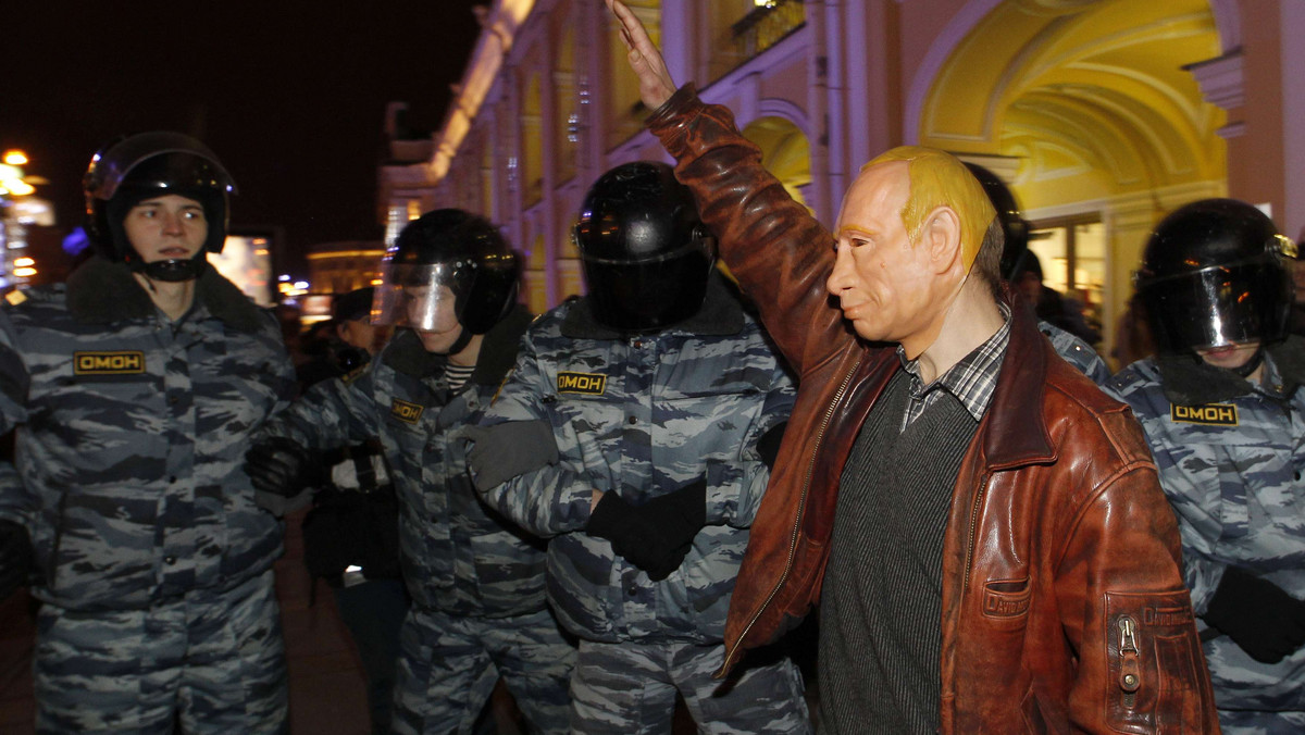 Około stu osób kontestujących zwycięstwo partii rządzącej w wyborach w Rosji próbowało dziś w Petersburgu przeprowadzić manifestację; policja dokonała licznych zatrzymań - podała agencja AFP. Obrońcy praw człowieka apelują do władz o powściągliwość.